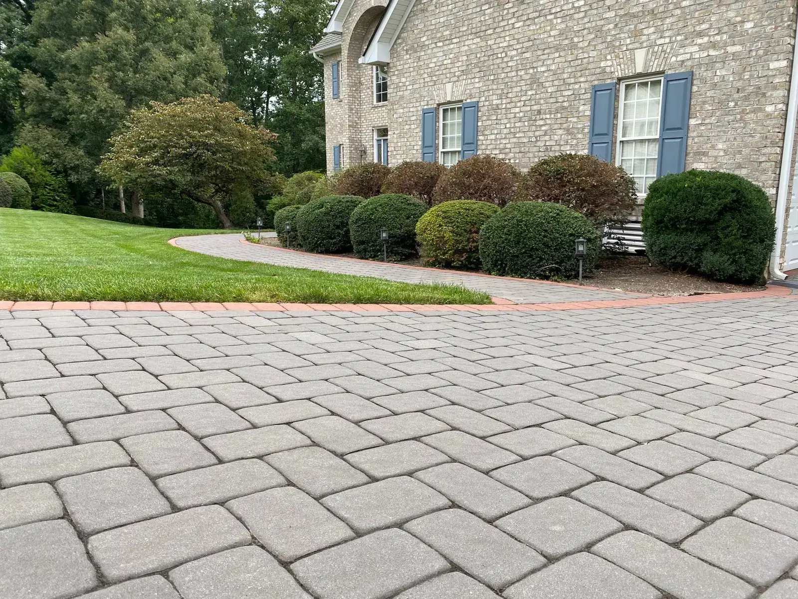 Paver pattern beside the front lawn